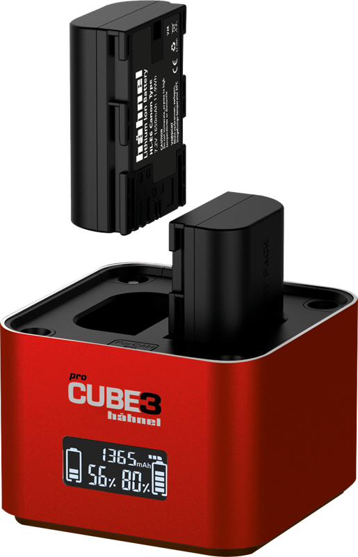 Punainen Hähnel ProCube 3 Twin Charger Canon -laturi lataa yhtä akkua, kun toinen akku leijuu akkupaikan yläpuolella, ja digitaalinäyttö osoittaa akun varaustason ja kapasiteetin.