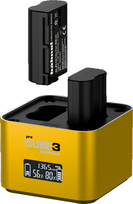 Musta kameran akku asetetaan keltaiseen Hähnel ProCube 3 Twin Charger Nikon -latauslaitteeseen, joka näyttää lataustiedot digitaalisella etunäytöllä.
