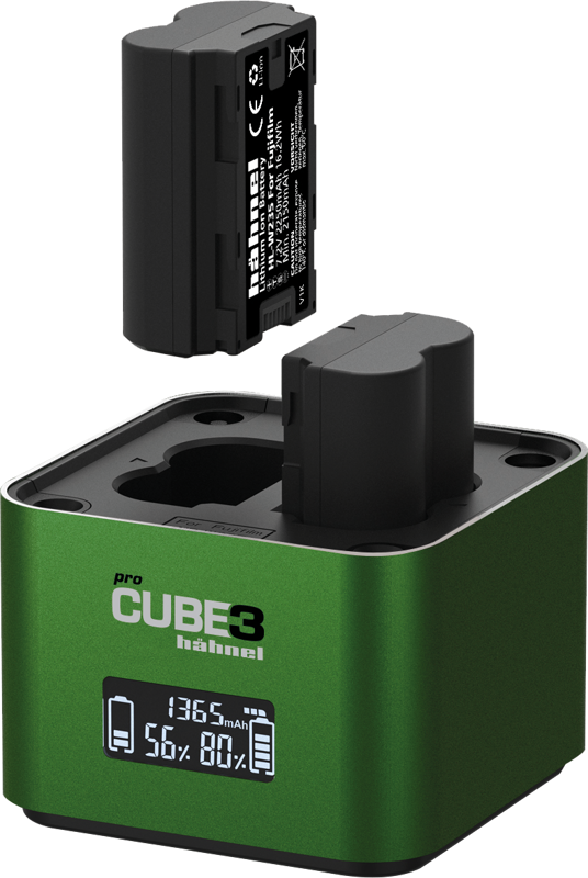 Hähnel ProCube 3 Twin Charger Fujifilm -latauslaitteessa on vihreä metallinen viimeistely ja LCD-näyttö, josta näet akun varaustason ja latauksen edistymisen. Musta suorakulmainen akku leijuu yhden aukon yläpuolella valmiina asetettavaksi.