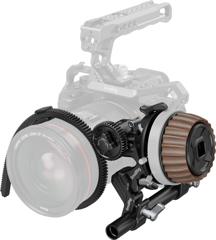 Lähikuva ammattikäyttöön tarkoitetusta kameralaitteistosta, jossa on Canon-objektiivi ja SmallRig 5163 Modular Follow Focus F60, jossa on suuri kuvioitu tarkennuspyörä ja hammaspyörämekanismi. Kameran runko on osittain läpinäkyvä.