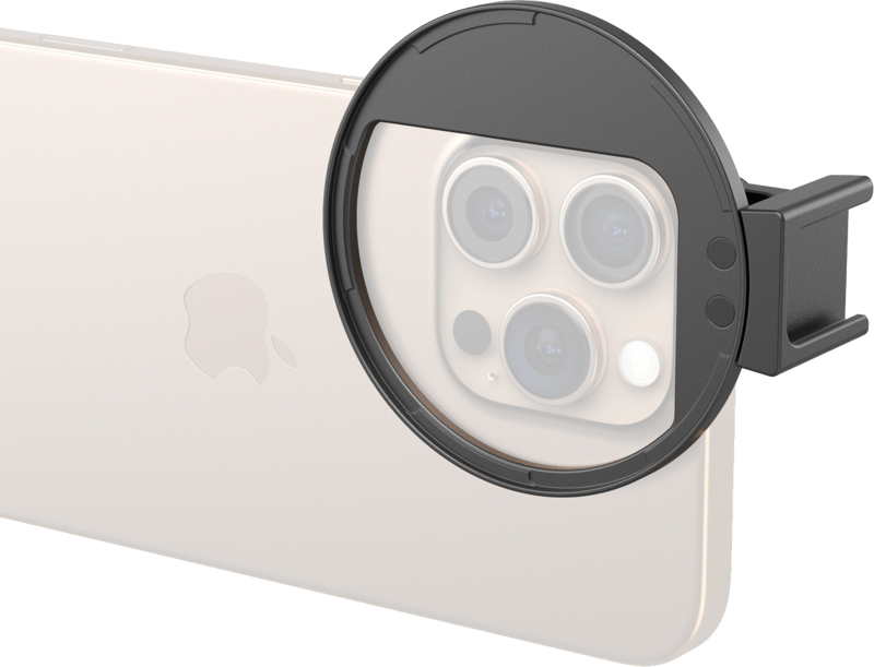 SMALLRIG 5171 Universal Attachable Filter Adapter 67mm kiinnitetään kultaisen iPhonen kameran päälle, mikä parantaa sen valokuvausominaisuuksia. Apple-logo ja kolmoiskamera-asetelma ovat näkyvissä.