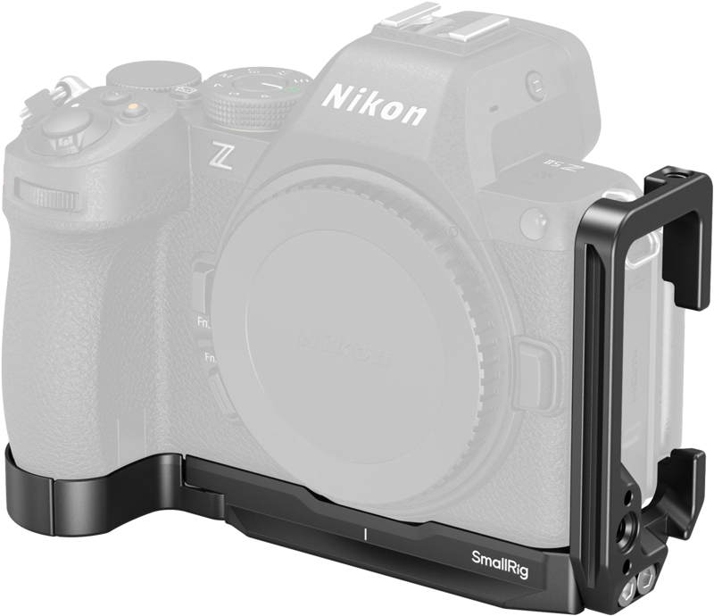 Musta Nikon Z-sarjan kamera, johon on asennettu SMALLRIG 5256 L-muotoinen kiinnityslevy Nikon Z5II:lle, näkyy vaaleaa taustaa vasten, mikä korostaa sen tuki- ja suojausominaisuuksia.