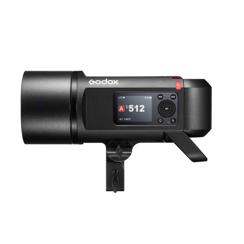 Godox AD600 Pro II -akkusalama, musta studiostroboskooppivalaisin, jossa on digitaalinen näyttö, ohjauspainikkeet ja kiinnike, näkyy sivuprofiilissa valkoista taustaa vasten.