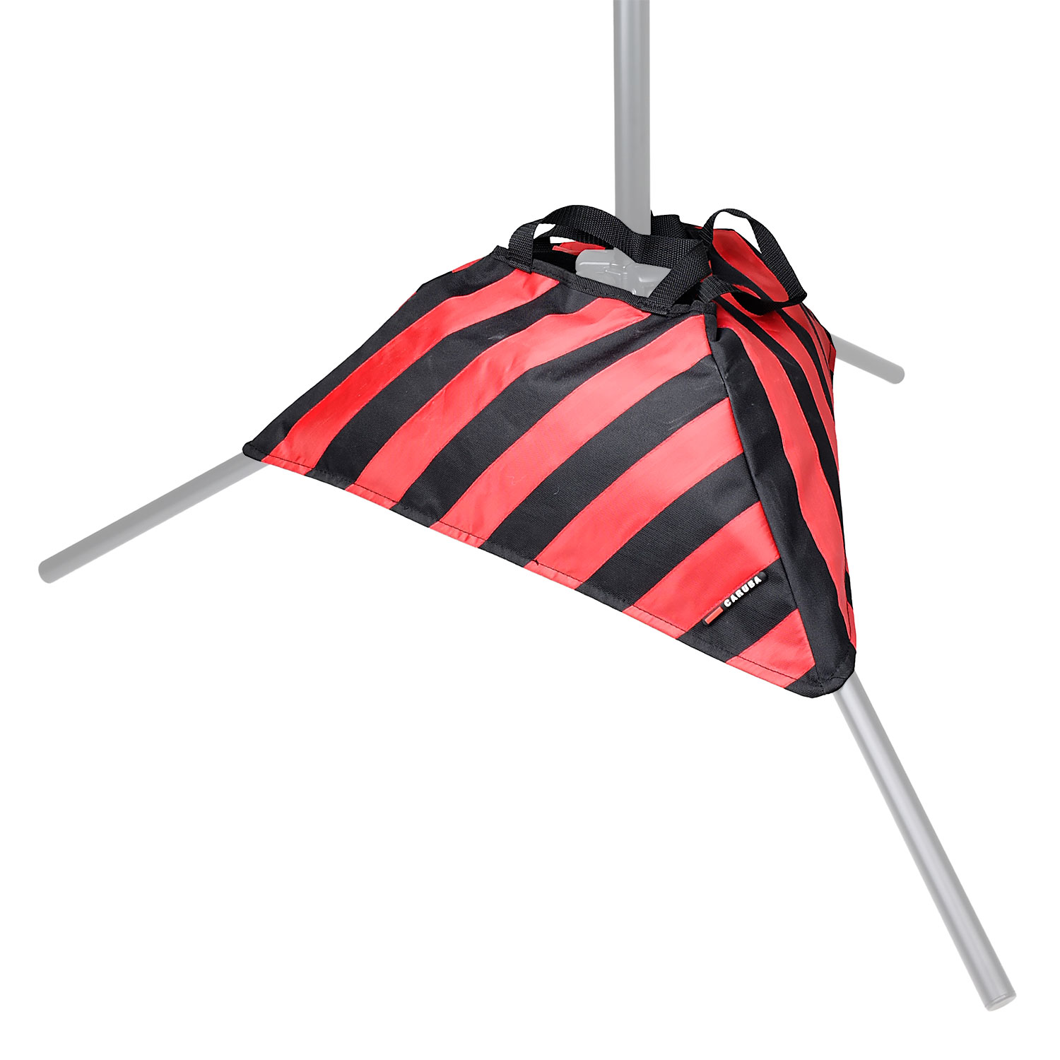 Caruba Sandbag for Light Stand, jossa on punaiset ja mustat raidat ja kahvat, on kiinnitetty metalliseen kolmijalkaiseen jalustaan vakauden ja painon lisäämiseksi jalustaan.
