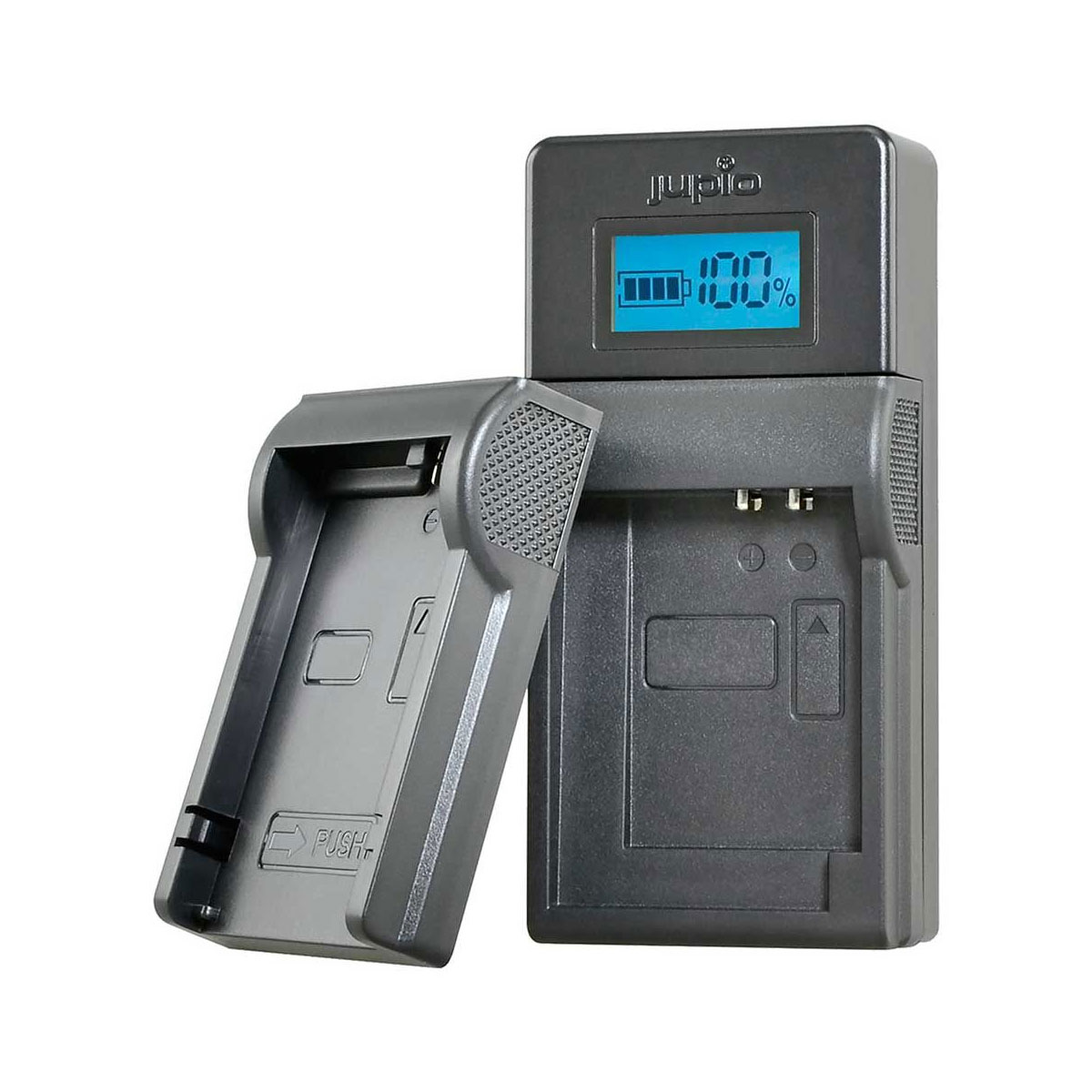 Mustassa Jupio USB-merkkisessä JVC/Samsung/Sony 7,2V-8,4V akuille tarkoitetussa laturissa on avoin säädettävä aukko ja sininen LCD-näyttö, joka näyttää täysin ladatun akun 100 %:ssa ja jonka päällä on Jupio-logo.