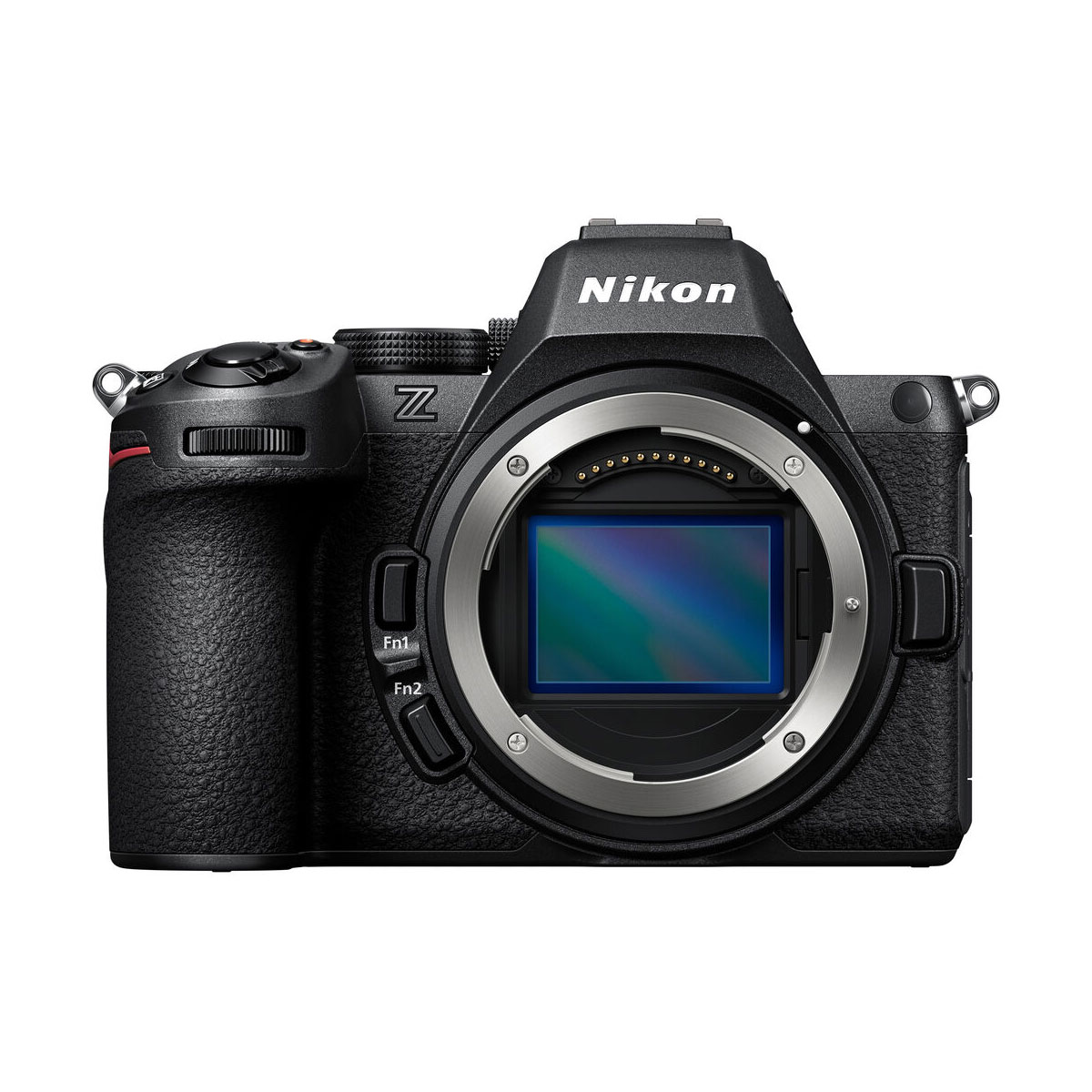 Nikon Z5 II järjestelmäkameran etukuva, jossa korostuvat objektiivin kiinnitys, kenno, painikkeet, valitsimet ja Nikonin logo yläreunassa.