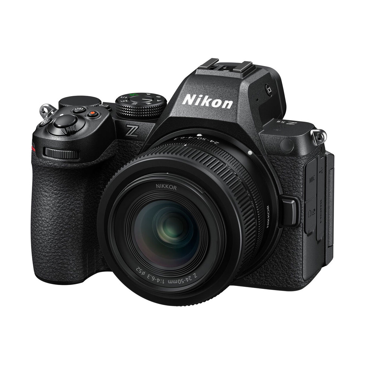 Nikon Z5 II, jossa on Nikkor Z 24-50mm f/4-6.3 -objektiivi, kuvassa mustana vasemmalta edestä, näyttää painikkeita, valitsimia ja Nikonin logon. Sisältää 100€ TradeIN hyvitys.