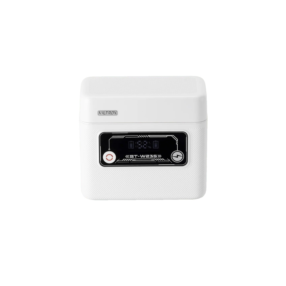 Pienikokoinen, valkoinen Viltrox Camera Battery Charging Case Power Bank Fuji NP-W235 -kameralle, jossa on musta digitaalinen näyttö ja kaksi etupainiketta valkoisella taustalla.