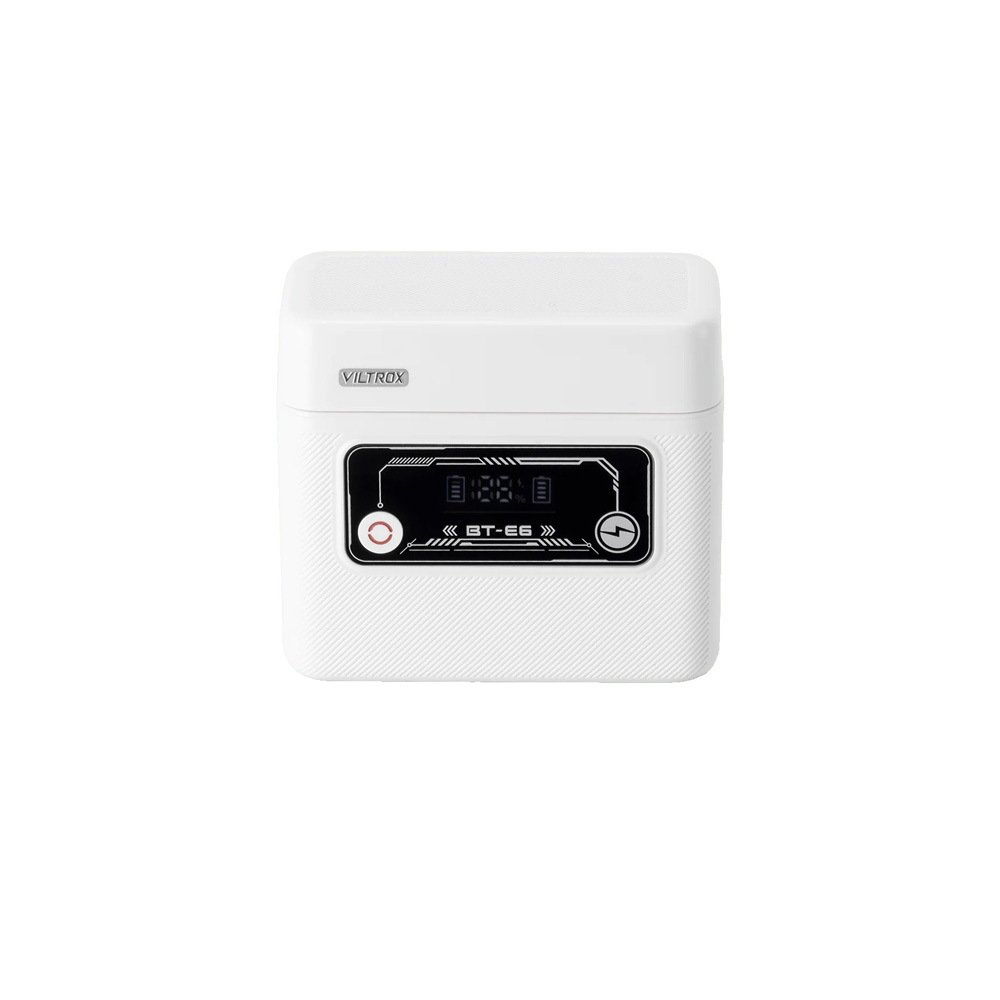 Valkoisessa, suorakulmaisessa Viltrox Camera Battery Charging Case Power Bank for Canon LP E6 -kameran latauskotelossa on edessä digitaalinen näyttö ja ohjauspainikkeet, jotka näkyvät valkoista taustaa vasten.