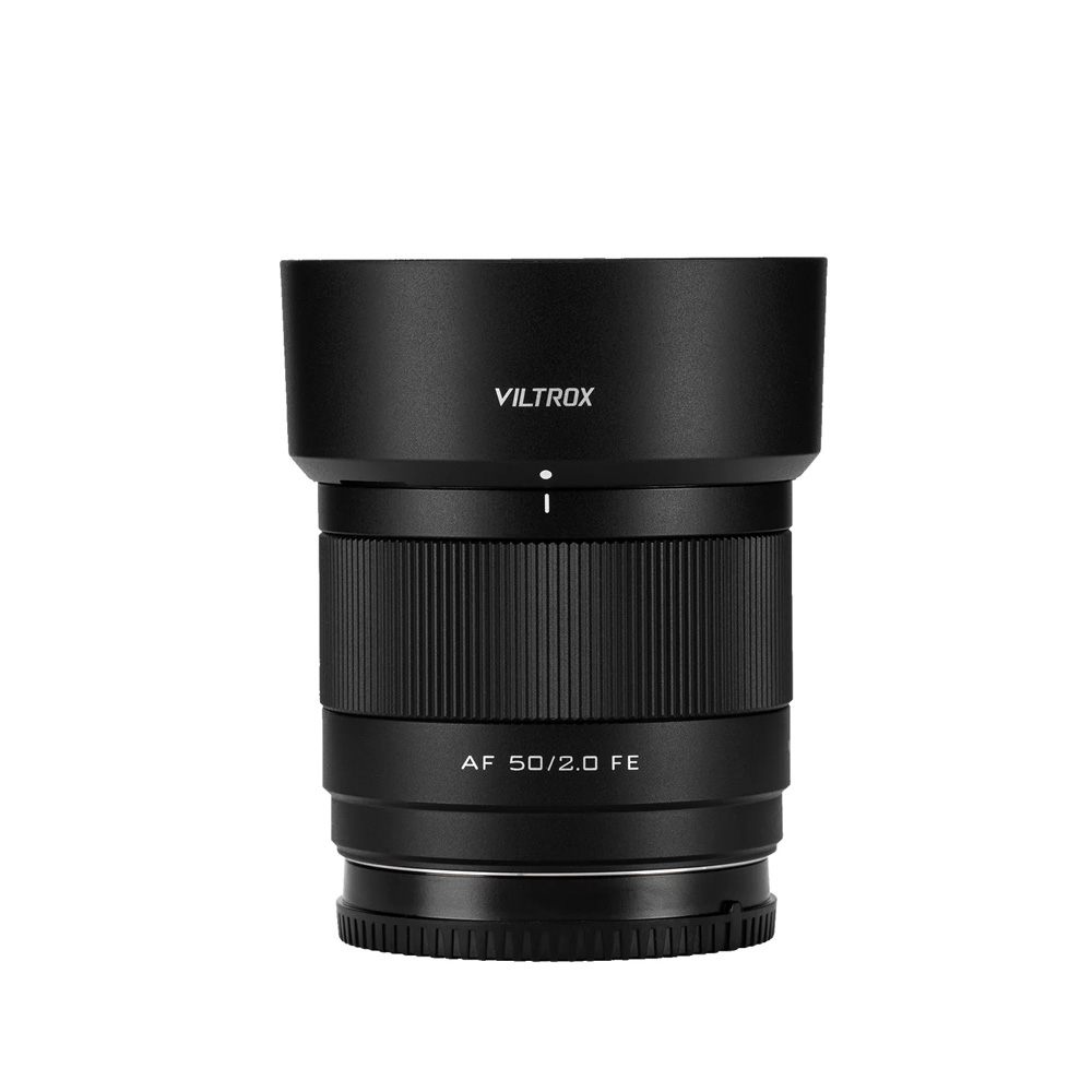 Musta Viltrox AF 50mm f/2.0 Air -objektiivi, Sony FE, jossa on leveä huppu, seisoo pystyssä valkoista taustaa vasten.