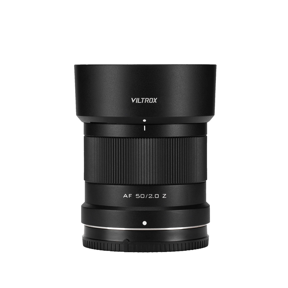 Viltrox AF 50mm f/2.0 Air -objektiivi Nikon Z:lle seisoo pystyasennossa leveä huppu päässä valkoisella taustalla.