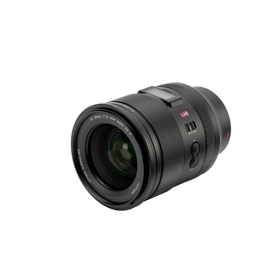 Viltrox AF 35mm F/1.2 LAB -objektiivi Sony FE:lle, jossa on tarkennus- ja zoomausrenkaat, AF/MF-kytkin ja objektiivin yksityiskohdat tynnyrissä, kuvattuna valkoista taustaa vasten.