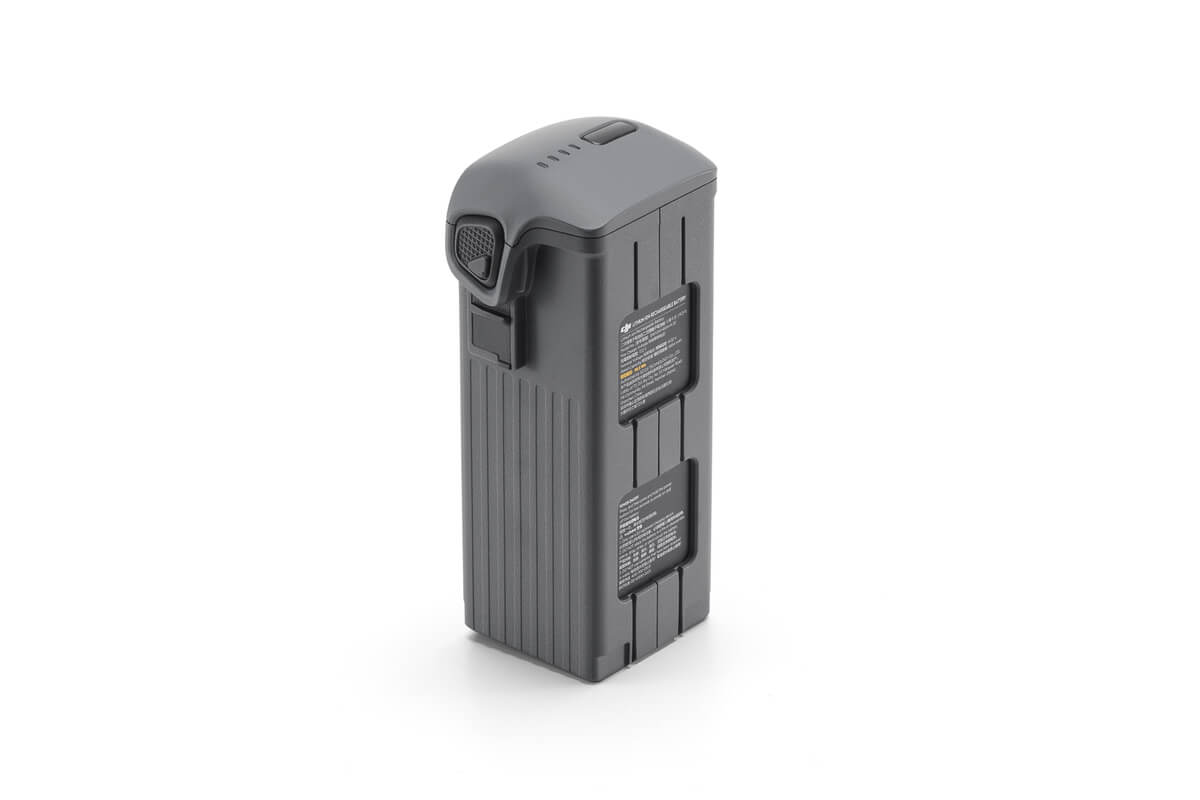 DJI Mavic 4 Pro Intelligent Flight Battery -akku on harmaa ladattava akkupaketti, jossa on harjanteiset sivut ja kaksi elektronisissa laitteissa käytettäväksi tarkoitettua etikettiä ja joka on kuvassa pystyasennossa valkoisella pohjalla.