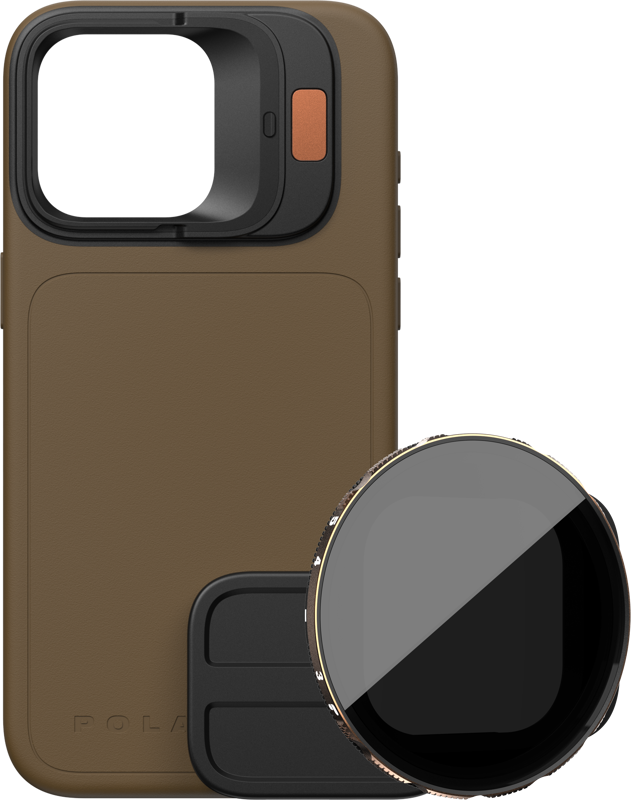 PolarPro-pakkaus sisältää Desert LiteChaser iPhone 15 Pro -kotelon, jossa on suuri kamera-aukko, pyöreä VND 3-5 -suodatin ja pieni suorakulmainen musta lisävaruste, joka on sijoitettu kotelon eteen.