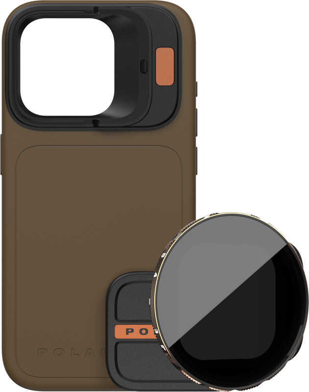 PolarPro Kit - LiteChaser iPhone 15 Pro Max -kotelo Desert, kuvassa VND 3-5 -suodattimen ja siihen sopivan ruskean ja oranssin korkin kanssa, sisältää suuren neliönmuotoisen kameran aukon ja oranssin painikkeen.