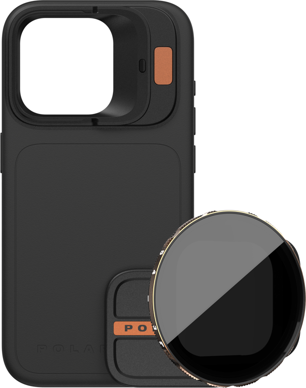 PolarPro Kit - LiteChaser iPhone 15 Pro Max -kotelo musta sisältää oranssin painikkeen ja suuren kameran aukon, johon on kiinnitetty magneettisesti VND 3-5 -suodatin, kaikki vaaleaa taustaa vasten.