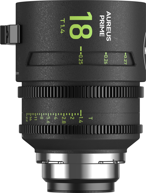 NiSi Cine Lens Aureus Prime 18mm T1.4 PL-Mount -objektiivin lähikuvassa on kuvioitu musta kotelo, vihreät ja valkoiset mittausmerkinnät sekä tarkennuksen ja aukon säätörenkaat.