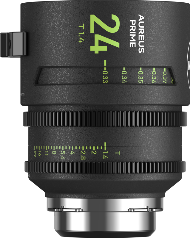 NiSi Cine Lens Aureus Prime 24mm T1.4 PL-Mount -objektiivin lähikuvassa näkyy sen musta kuvioitu tynnyri, jossa on vihreät ja valkoiset etäisyys- ja aukkomerkinnät.
