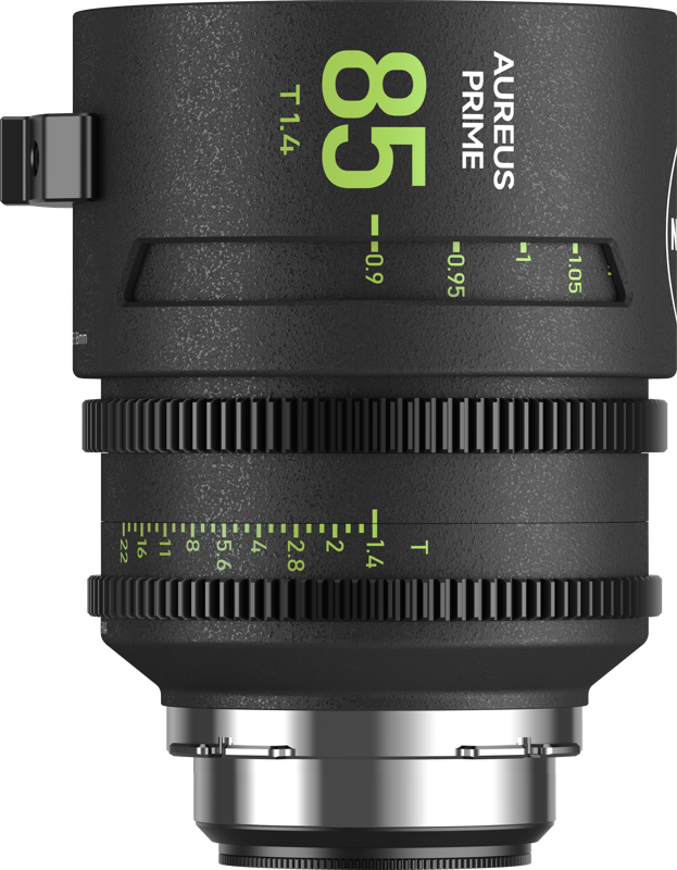 NiSi Cine Lens Aureus Prime 85mm T1.4 PL-Mount -objektiivi on esitetty pystysuorassa vaaleaa taustaa vasten, ja siinä on musta runko, jossa on vihreät "85 T1.4" -merkinnät ja yksityiskohtaiset tarkennus- ja aukkoasteikot.