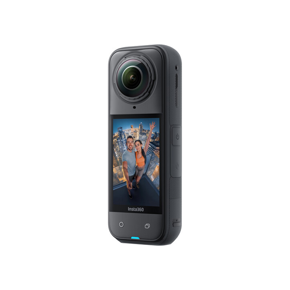 Insta360 X5 Standard Bundle 360-kamera seisoo pystyssä, ja sen näytöllä näkyy kaksi hymyilevää ihmistä ottamassa selfietä auringonlaskun kaupunkimaiseman taustalla.