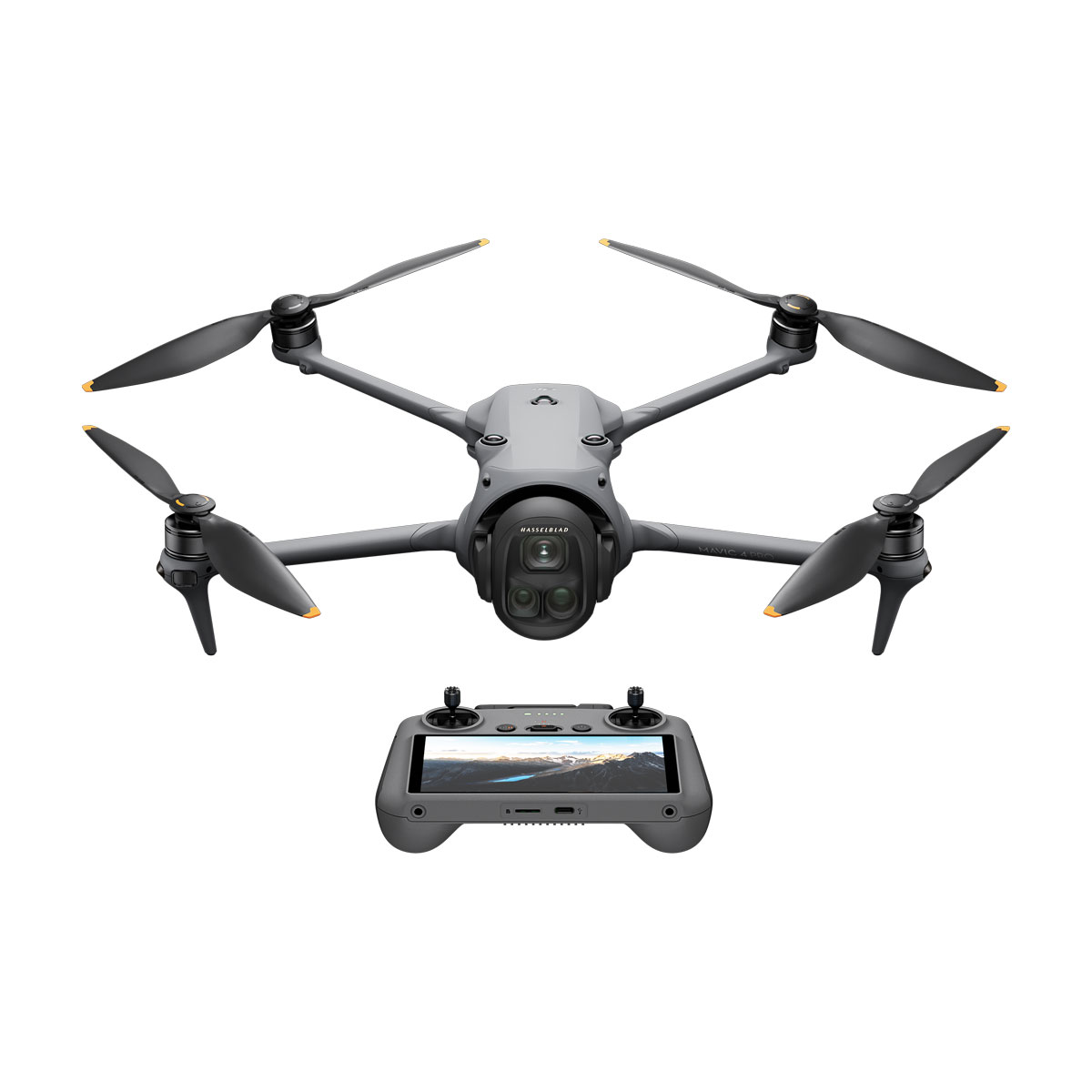 dji_mavic_4_pro_rc2 DJI Mavic 4 Pro (DJI RC 2) -lennokki, musta nelikopteri, jossa on neljä potkuria, näkyy kauko-ohjaimen yläpuolella, jossa on värinäyttö ja ohjaussauvat, kaikki valkoisella pohjalla.