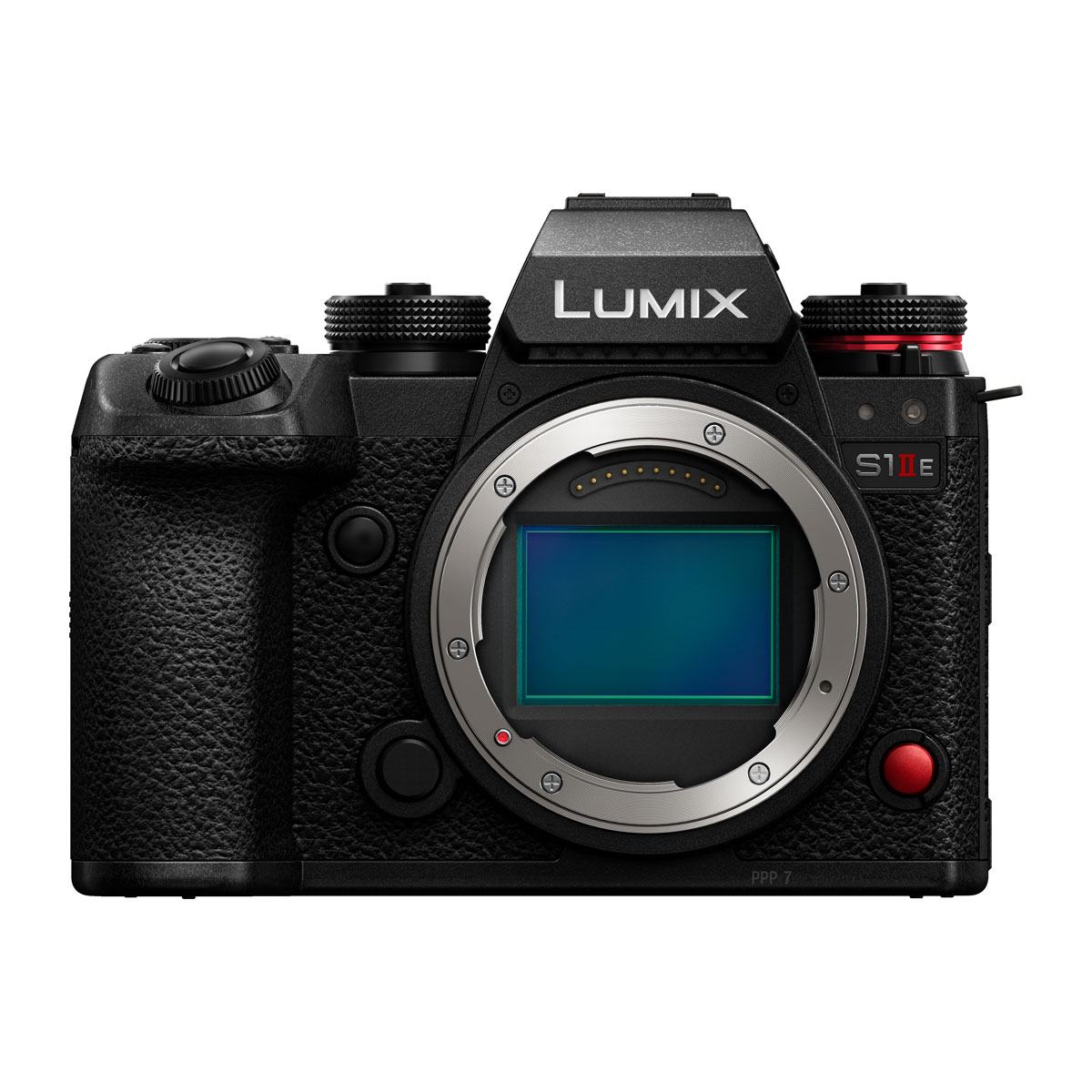 Etukuva mustasta Panasonic Lumix S1 IIE -järjestelmäkameran rungosta ilman objektiivia, jossa näkyy kenno ja tuotemerkki objektiivin kiinnityksen yläpuolella.