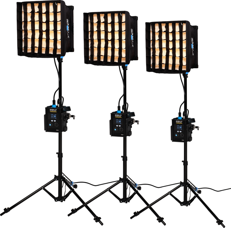 Nanlite PavoSlim 60B LED Panel 3-Light Kit With Stand näkyy rivissä valkoista taustaa vasten, kukin paneeli on asennettu säädettävään jalustaan ja varustettu neliönmuotoisilla softboxeilla ja grid-diffuusoreilla.