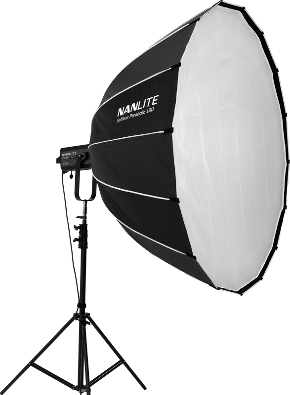 Nanlite Softbox Parabolic 150 (Quick Release) on asennettu studiovalotelineeseen ja näytetään valkoista taustaa vasten.