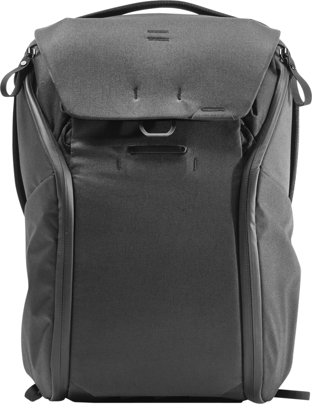 Peak Design Everyday Backpack 20L v2 -repussa mustassa on moderni, jäsennelty muotoilu, jossa on yläläppä, etutasku, sivuvetoketjut, minimaalinen tuotemerkintä, tukeva kangas ja pieni metallikoukku edessä.