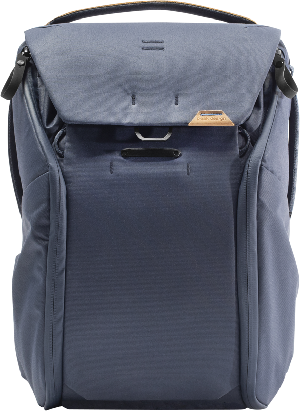 Peak Design Everyday Backpack 20L v2 Midnight -repussa on tyylikäs, moderni tummanharmaa ulkoasu, jossa on läppäsuljenta, sivutaskut, minimalistinen rakenne ja pieni ruskehtava Peak Design -merkki edessä.