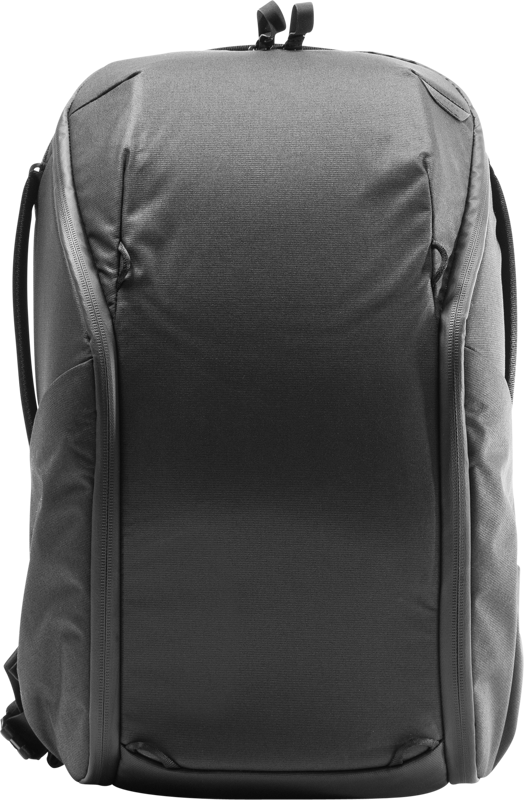 Mustassa Peak Design Everyday Backpack 20L Zip V2 -repussa on sileä etupaneeli, kaarevat sivuvetoketjut ja sivutaskut, ja se on kuvassa pystyasennossa tavallisella pohjalla.