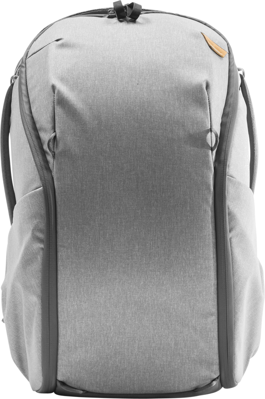 Peak Design Everyday Backpack 20L Zip V2 in Ash -repussa on vaaleanharmaa, minimalistinen muotoilu mustilla vetoketjuilla ja hienovaraisilla yksityiskohdilla, jotka näkyvät valkoista taustaa vasten.