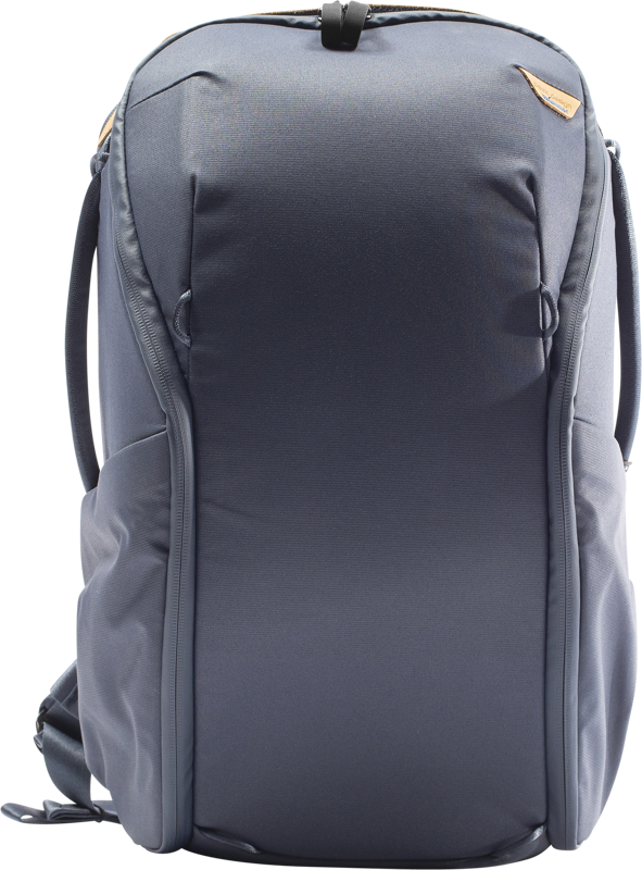 Peak Design Everyday Backpack 20L Zip V2 in Midnight on tyylikäs, tummanharmaa minimalistinen reppu, jossa on sivutaskut, pehmustetut olkahihnat ja nahkalaikka oikeassa yläkulmassa.