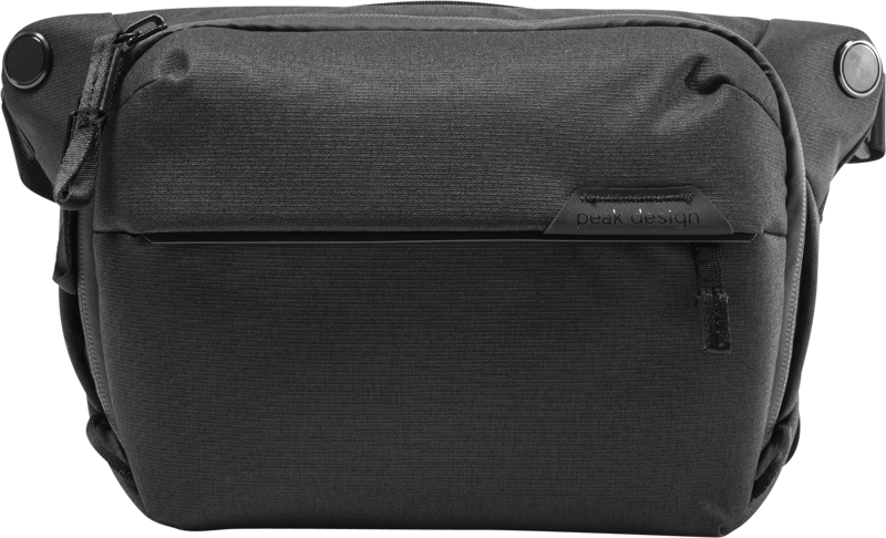 Peak Design Everyday Sling 3L v2 mustana on messenger-tyylinen kameralaukku, jossa on vetoketjullinen etutasku, kuvioitu kangas ja tyylikäs, minimalistinen ulkonäkö.