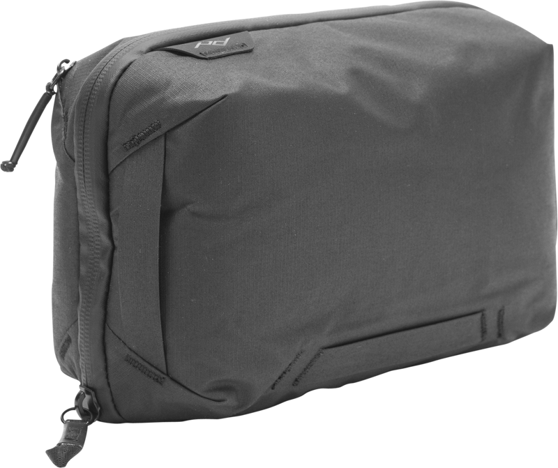Peak Design Tech Pouch // Black on minimalistinen, suorakulmainen vetoketjullinen pussi, jossa on pyöristetyt reunat, hienovaraiset tikkaukset, huomaamaton logo yhdessä kulmassa ja pieni vetoketjun vetoketju.