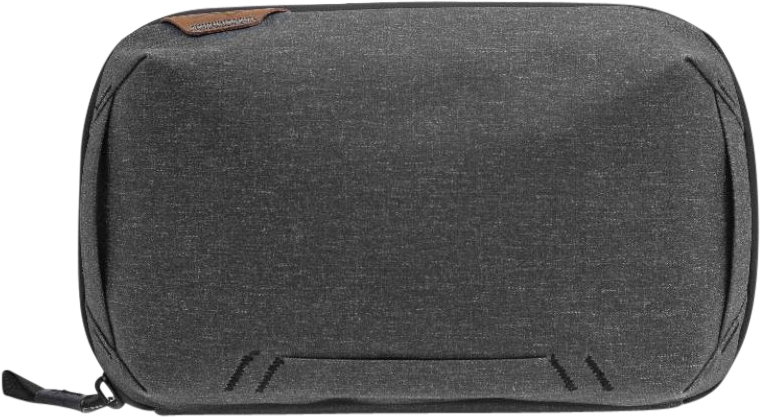 Peak Design Tech Pouch in Charcoal on suorakulmainen matkapussi, jossa on vetoketjullinen sulkeminen, pieni nahkainen korostus vasemmassa yläkulmassa ja hienovaraiset ompeleet edessä.