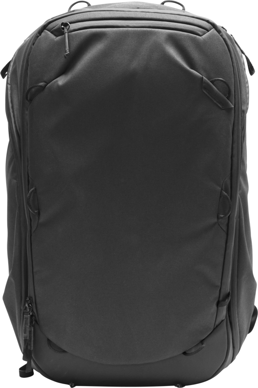 Peak Design Travel Backpack 45L -matkarepussa mustana on moderni, virtaviivainen muotoilu, jossa on useita vetoketjuja ja etukiinnityslenkit, kuvassa pystyssä valkoista taustaa vasten.