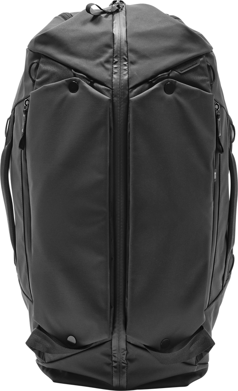 Mustassa Peak Design Travel Duffelpack 65L -matkarepussa on moderni, tyylikäs muotoilu, jossa on kaksi pystysuoraa etuvetoketjua, sivukahvat ja napin yksityiskohdat pohjassa.