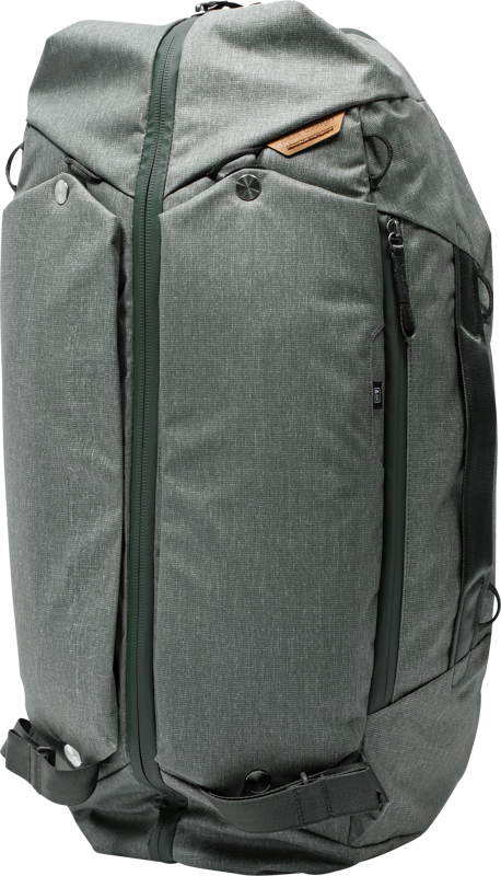 Peak Design Travel Duffelpack 65L in Sage on tilava, harmaa reppu, jossa on useita vetoketjullisia taskuja, pystysuora etuvetoketju, mustat korostukset, ruskea nahkalappu yläosan lähellä ja hienovaraisesti kuvioitu kangas.