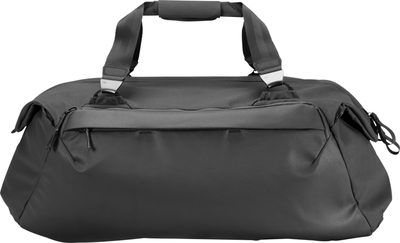 Mustassa Peak Design Travel 65L Duffel -matkalaukussa on kaksi lyhyttä kahvaa, vetoketjukiinnitys ja tyylikäs minimalistinen muotoilu, joka näkyy valkoista taustaa vasten.