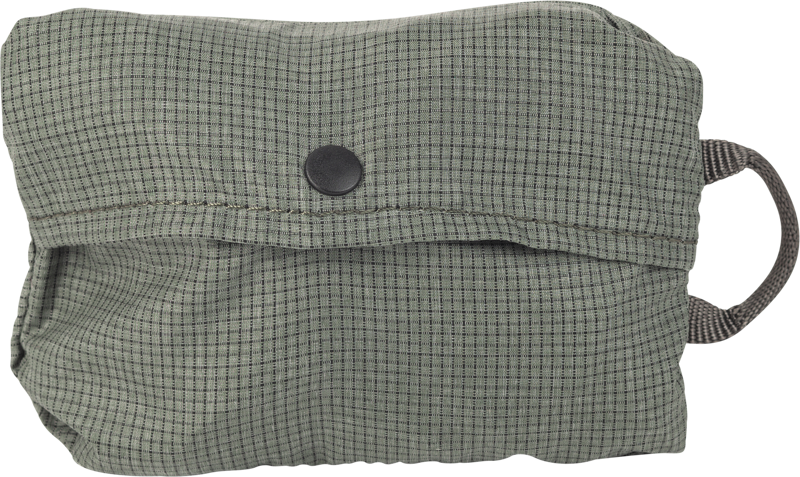 Peak Design Shoe Pouch // Sage on kompakti, suorakaiteen muotoinen, vihreä pussi, jossa on musta rasterikuvio, mustalla painonapilla kiinnitettävä läppä ja oikeanpuoleinen silmukkakahva.