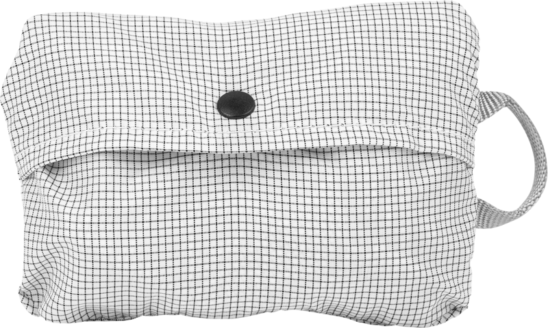 Peak Design Shoe Pouch // Raw on pieni, suorakaiteen muotoinen pussi, jossa on mustavalkoinen ruudukkokuvio, mustalla napilla kiinnitettävä läppä ja oikealla puolella kangaslenkkikahva.
