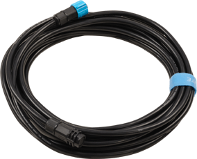 Nanlite PavoSlim 7,5 m DC-kaapeli 60/120B, C & CL -laitteille on musta kelattu kaapeli, jossa on mustat ja siniset liittimet molemmissa päissä ja joka on kiinnitetty sinisellä hihnalla.