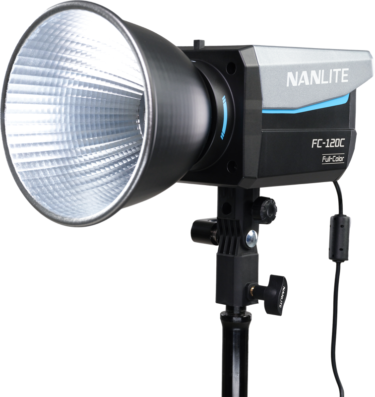 Nanlite FC-120C LED Color Spot Light on asennettu jalustalle, jossa on suuri hopeinen heijastin ja sen virtajohto on kytketty sivuun.