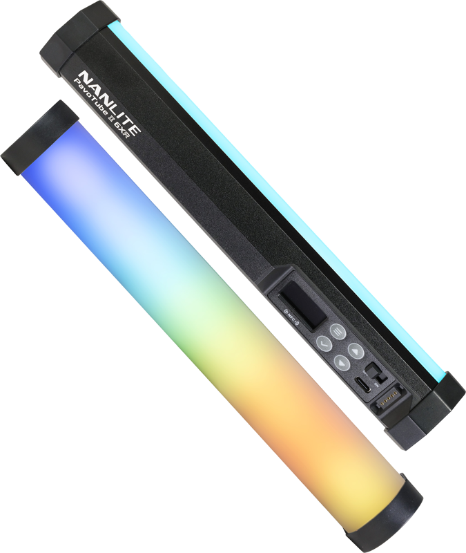 Kaksi Nanlite PavoTube II 6XR LED RGBWW Pixel Tube -valaisinta: toinen hehkuu sinisellä, vaaleanpunaisella, keltaisella ja vihreällä värisävyllä, kun taas toisessa näkyy ohjauspaneeli, painikkeet ja tuotemerkki valkoisella pohjalla.