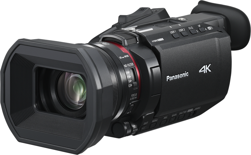 Panasonic HC-X1600E -videokamera on esitetty mustana, ja siinä on suuri linssinsuojus, useita ohjauspainikkeita ja sivukahva, joka on sijoitettu pieneen kulmaan tavallista taustaa vasten.