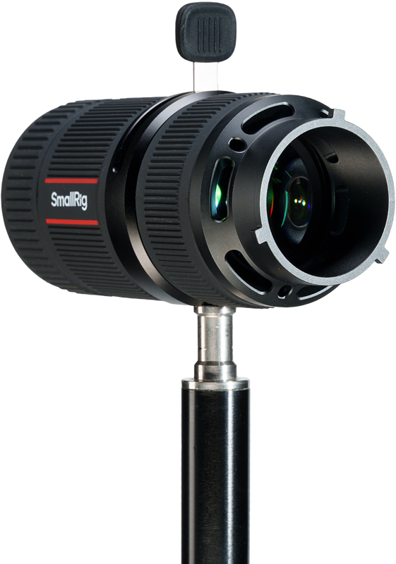 Lähikuva SmallRig 4939 SP-mini Spotlight -valaisimesta, jossa on musta uurrettu ulkopinta ja näkyvät lasielementit, asennettuna jalustalle ja kuvattuna valkoista taustaa vasten.