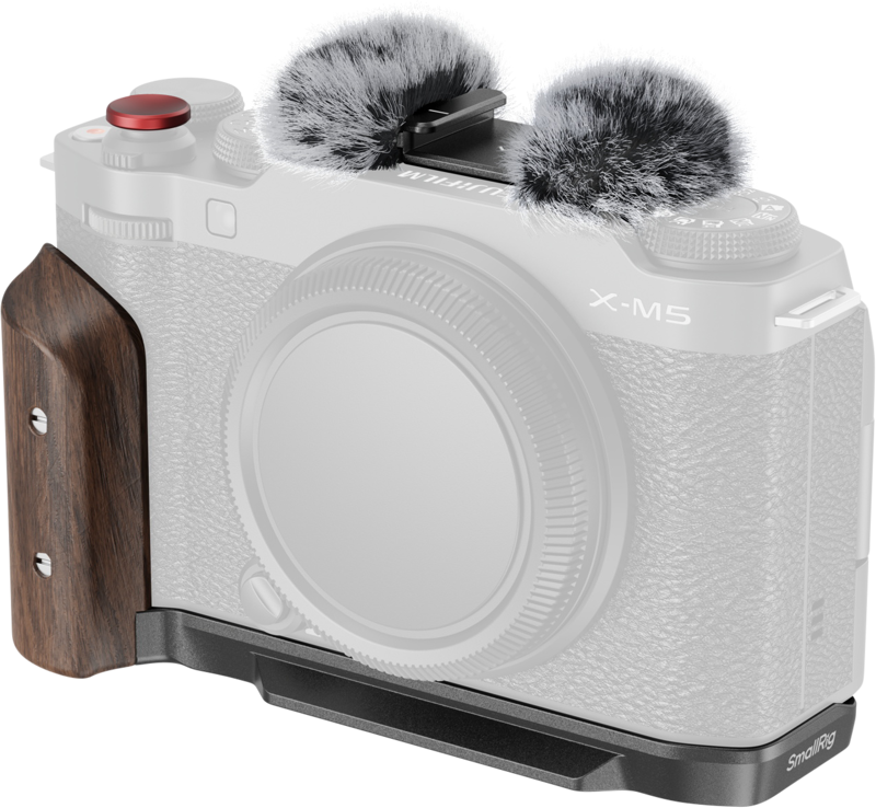 FUJIFILM X-M5 -kamera, jossa on SMALLRIG 5260 L-SHAPE -kiinnityslevy, jossa on puinen kahva, punainen laukaisupainike ja kaksi karvapeitteistä mikrofonin tuulilasia päällä; musta kamerarunko näkyy ilman kiinnitettyä objektiivia.