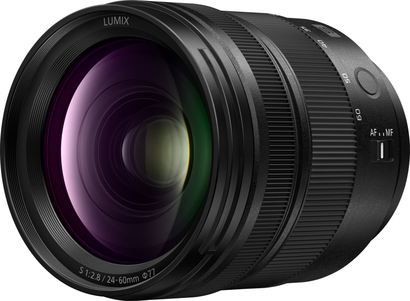 Panasonic Lumix S 24-60mm f/2.8 -objektiivin lähikuvassa näkyvät objektiivin pinnoitteet, tarkennusrengas ja AF/MF-kytkin sekä merkinnät 1:2.8 / 24-60mm Ø77.