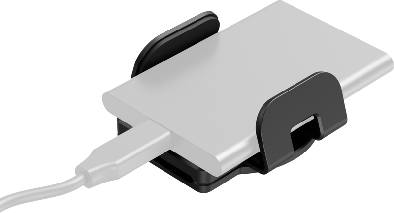 Hopeinen ulkoinen kiintolevy on liitetty valkoisella kaapelilla ja kiinnitetty mustaan SmallRig 5397 Mounting Clamp for External SSD -kiinnikkeeseen valkoista taustaa vasten.